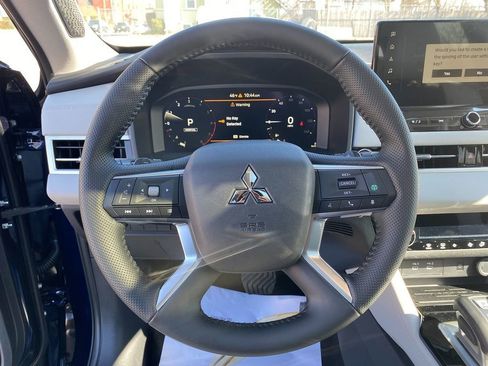 New 2025 Mitsubishi Outlander SE image 15