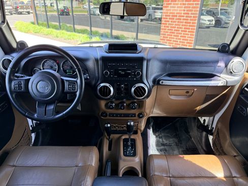 Used 2012 Jeep Wrangler Unlimited Sahara w/ Connectivity Group AWD/4WD image 13