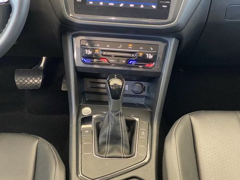 Used 2023 Volkswagen Tiguan SE w/ Panoramic Sunroof Package FWD image 8