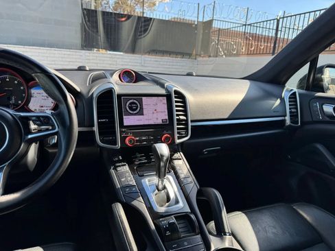 Used 2017 Porsche Cayenne Platinum Edition AWD/4WD image 22