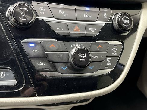 Used 2024 Chrysler Pacifica Touring-L FWD image 21