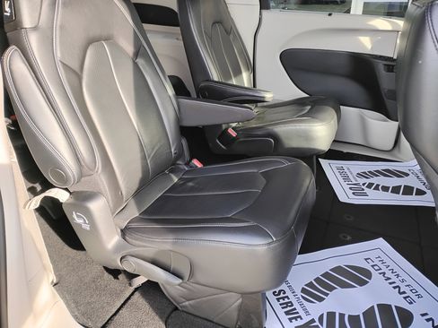 Used 2022 Chrysler Pacifica Touring-L image 19