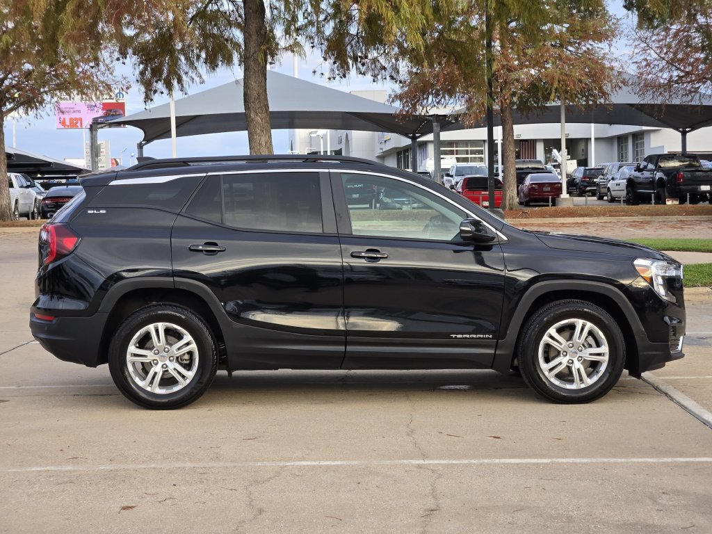 Used 2024 GMC Terrain SLE w/ Driver Convenience Package FWD image 4