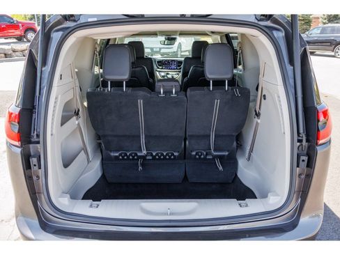 Used 2022 Chrysler Pacifica Touring-L FWD image 15