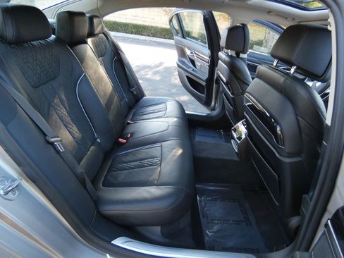 Used 2020 BMW 750i xDrive w/ Executive Package image 39