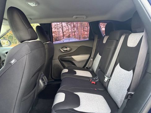 Used 2014 Jeep Cherokee Sport image 17