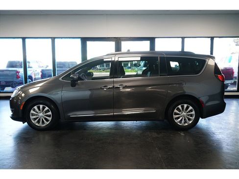 Used 2017 Chrysler Pacifica Touring-L image 4