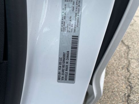 Used 2025 Chrysler Pacifica Select image 32