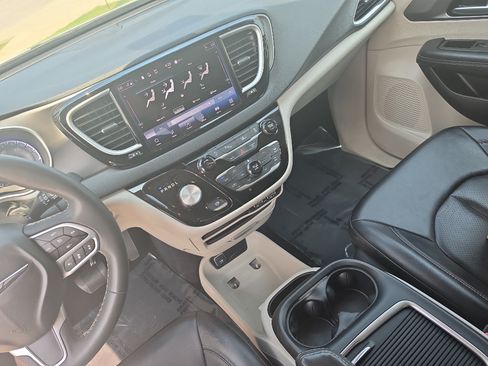 Used 2023 Chrysler Pacifica Touring-L FWD image 10