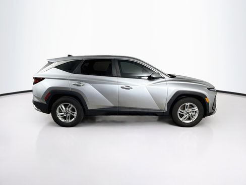 Used 2025 Hyundai Tucson SE FWD image 2