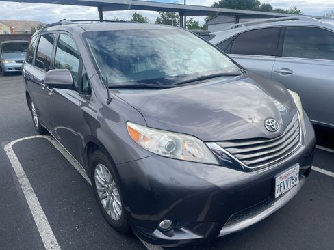 Used 2014 Toyota Sienna XLE FWD image 2