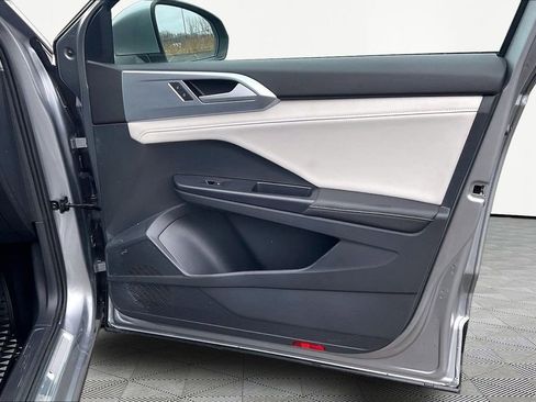 Used 2025 Volkswagen Taos SE image 30