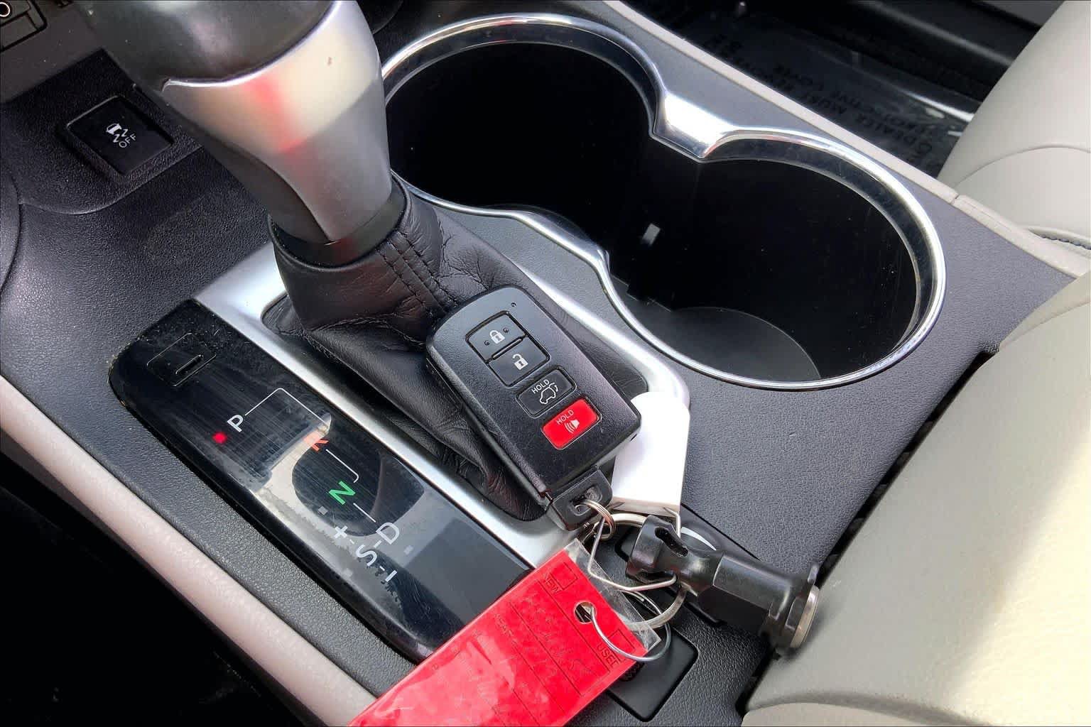 Used 2019 Toyota Highlander XLE AWD/4WD image 15