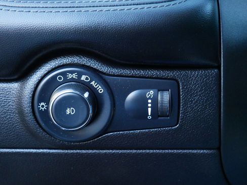 Used 2022 Dodge Durango SXT image 25