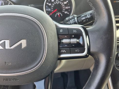 Used 2023 Kia Carnival LX FWD image 23