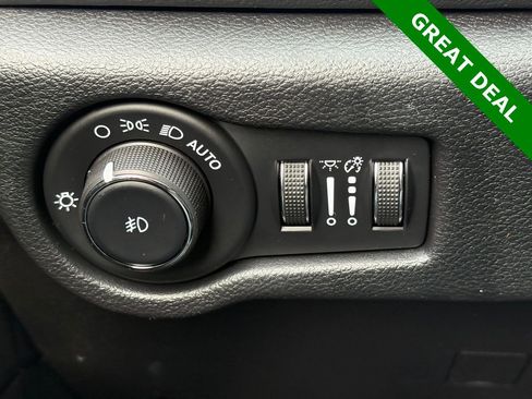 Used 2025 Chrysler Pacifica Select image 19