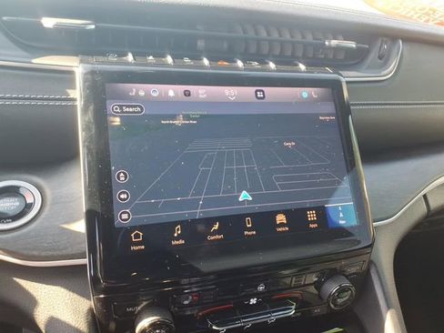 Certified 2025 Jeep Grand Cherokee Limited w/ Black Appearance Package AWD/4WD image 8