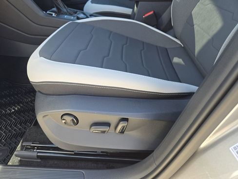 New 2026 Volkswagen Taos SE image 19