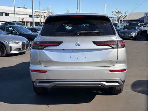 New 2026 Mitsubishi Outlander LE image 6