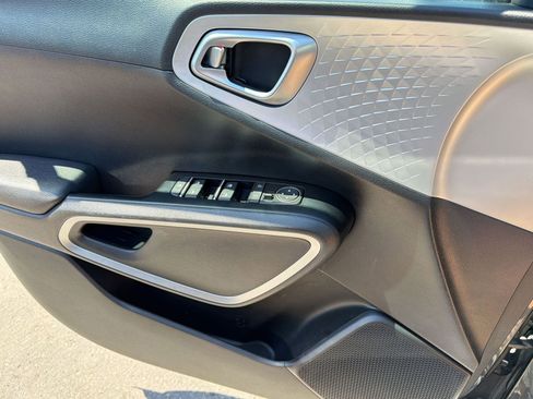 Used 2025 Kia Soul LX w/ LX Technology Package FWD image 15