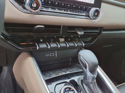 Used 2025 GMC Canyon Denali AWD/4WD image 15