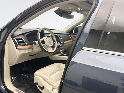 Used 2022 Volvo XC90 T6 Momentum w/ Climate Package AWD/4WD image 10