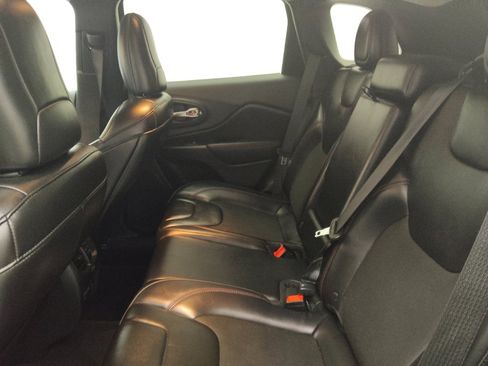 Used 2019 Jeep Cherokee Trailhawk AWD/4WD image 18