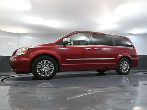 Used 2016 Chrysler Town & Country Touring-L FWD image 46