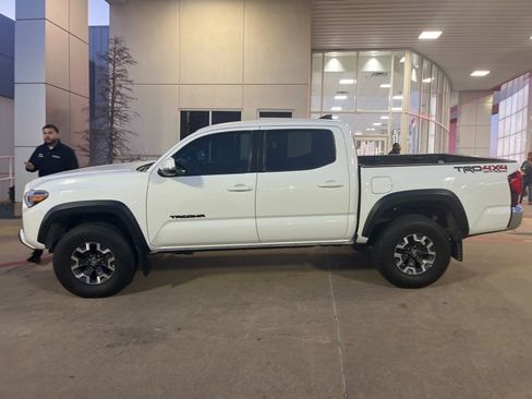 Used 2019 Toyota Tacoma TRD Off-Road image 2