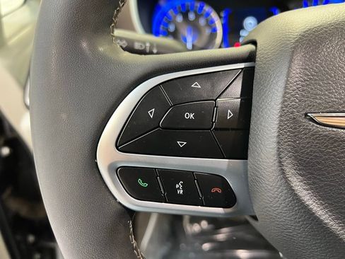 Used 2022 Chrysler Voyager LX image 19