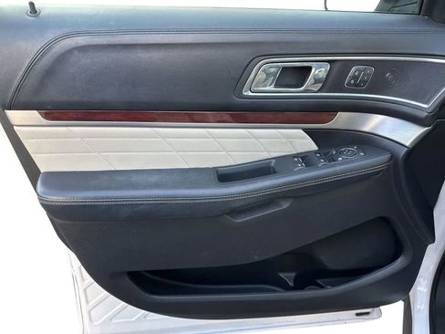 Used 2017 Ford Explorer Platinum image 11