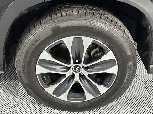 Used 2023 Toyota Highlander XLE image 10