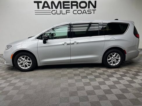 Used 2024 Chrysler Pacifica Touring-L FWD image 6