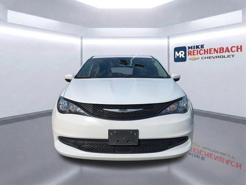 Used 2023 Chrysler Voyager LX image 9