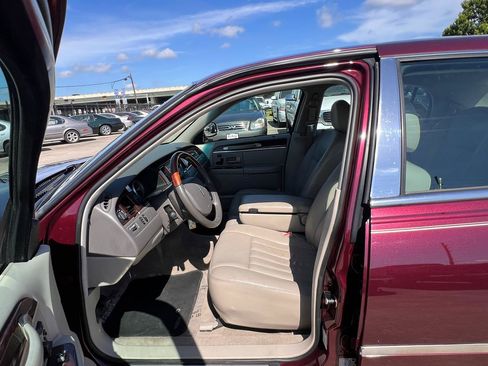Used 2006 Lincoln Town Car Signature RWD image 50
