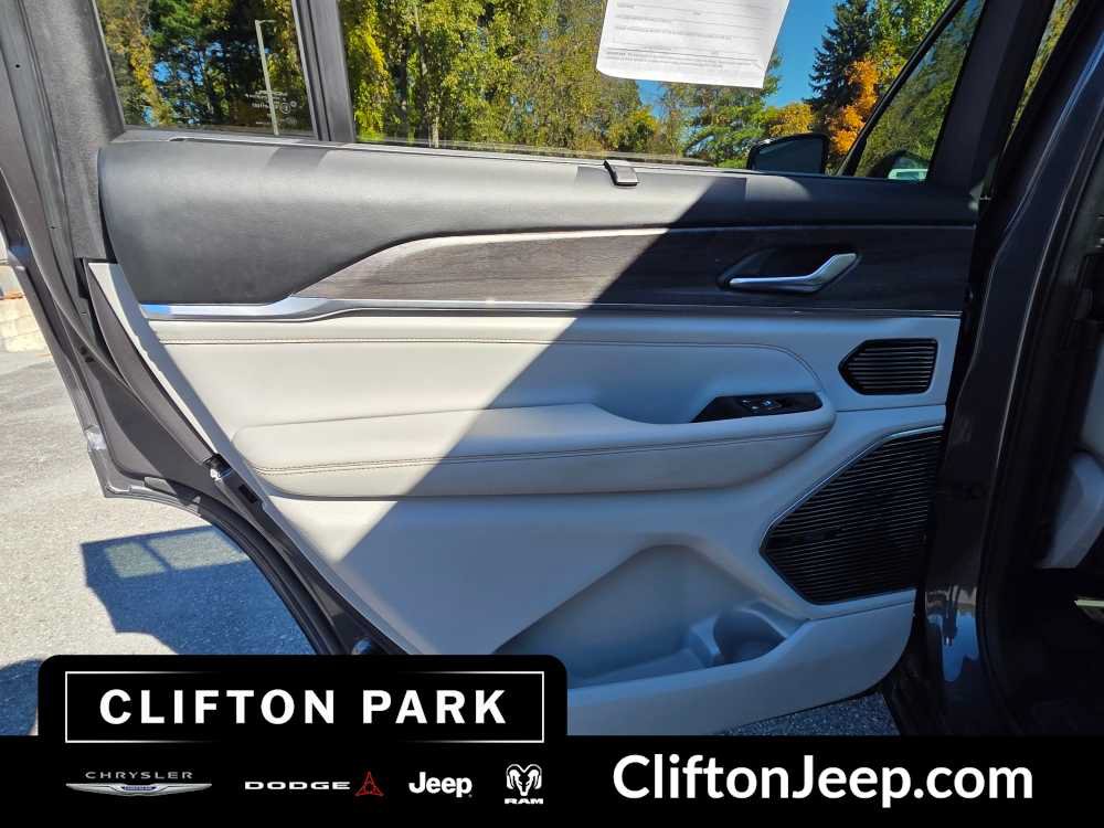 Used 2021 Jeep Grand Cherokee L Overland w/ Luxury Tech Group IV AWD/4WD image 12