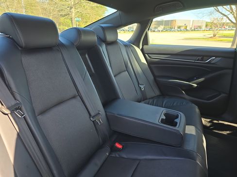 Used 2018 Honda Accord Sport image 12