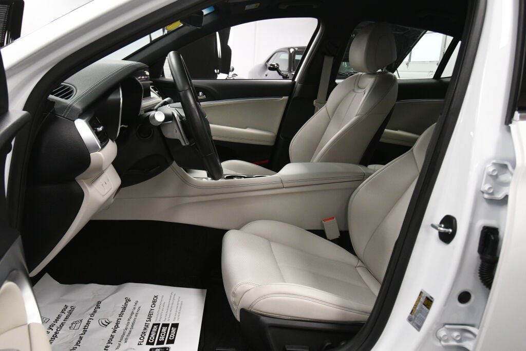 Used 2025 Genesis G70 2.5T image 10
