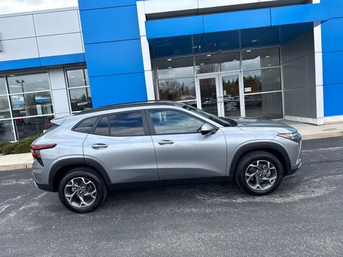 Used 2025 Chevrolet Trax LT w/ Driver Confidence Package image 3