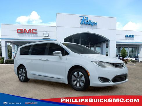 Used 2017 Chrysler Pacifica Platinum FWD image 1