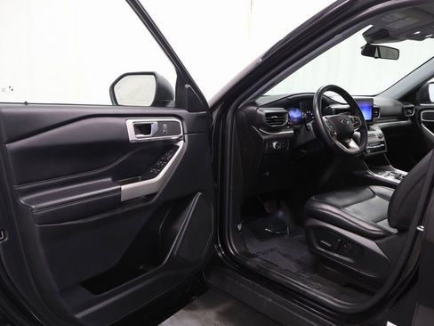 Used 2022 Ford Explorer XLT w/ Equipment Group 202A image 10