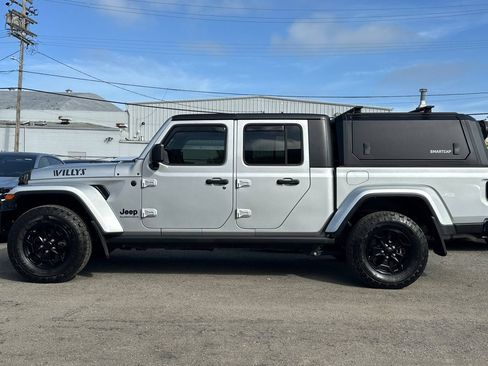 Used 2023 Jeep Gladiator Sport AWD/4WD image 5