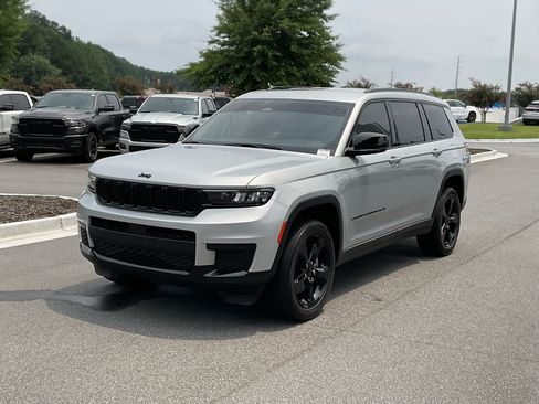 Used 2023 Jeep Grand Cherokee L Laredo RWD image 1