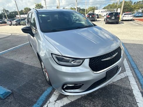 Used 2024 Chrysler Pacifica Touring-L FWD image 6