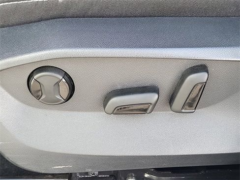 Used 2024 Volkswagen Taos SE image 19