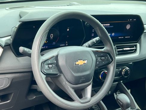 Used 2025 Chevrolet TrailBlazer LT AWD/4WD image 2