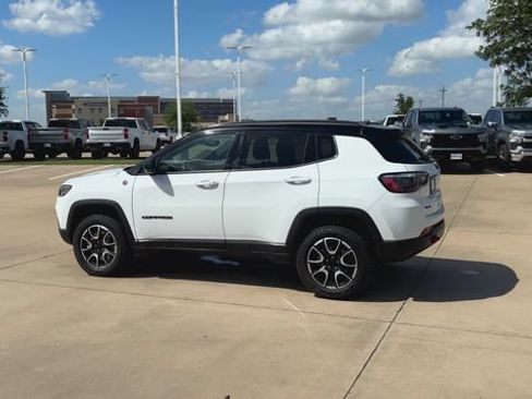 Used 2024 Jeep Compass Trailhawk AWD/4WD image 7