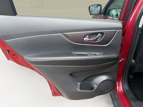 Used 2016 Nissan Rogue SV w/ SV Premium Package AWD/4WD image 27