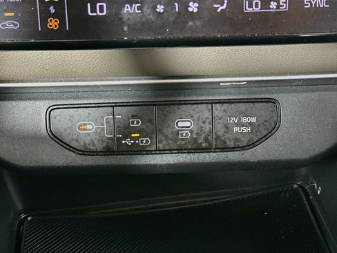Used 2025 Kia Carnival FWD image 26