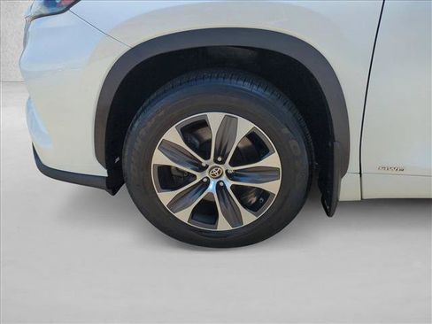 Certified 2020 Toyota Highlander XLE AWD/4WD image 24